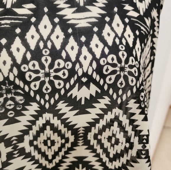 Pattern top with open back - Picture 3 of 4